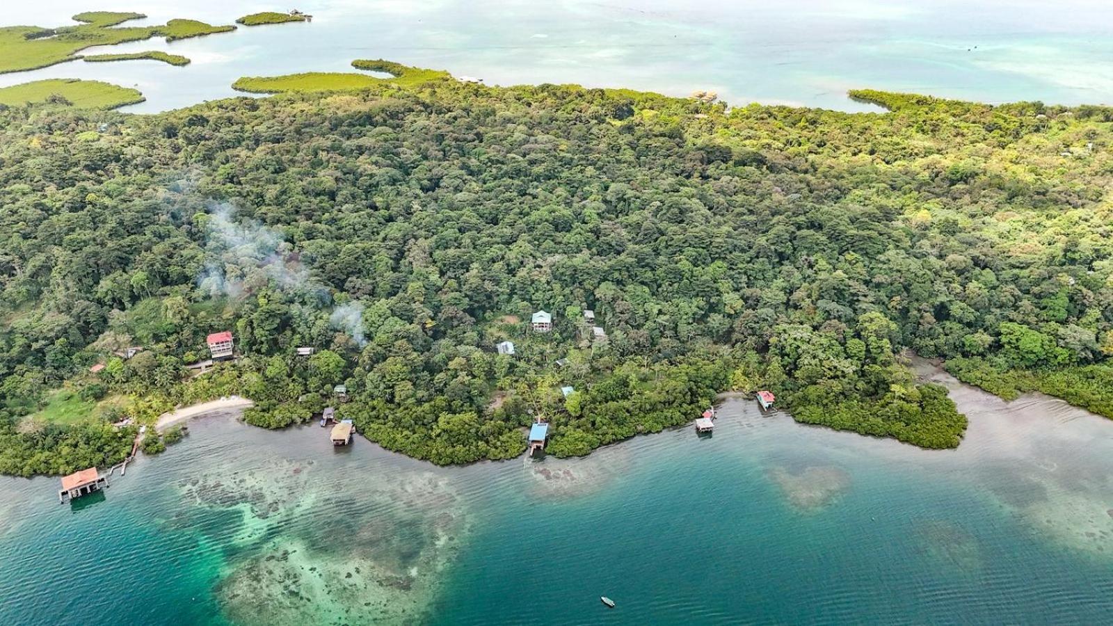Roam Yoga & Wellness Lodge Bocas del Toro Exterior photo